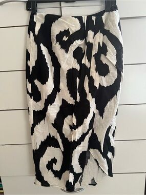 Express Black and White Midi Skirt with Abstract Swirl Print